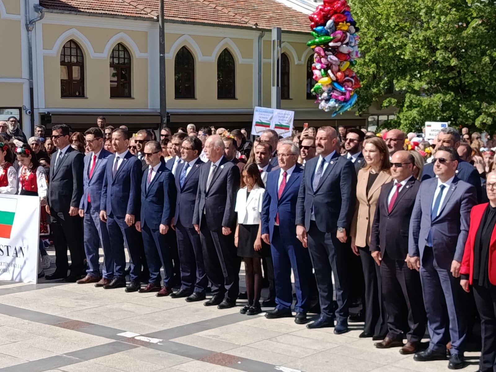 Edirne, 23 Nisan Ulusal Egemenlik ve Çocuk Bayramı’nı büyük bir heyecan ve geniş katılımlı bir törenle kutladı. Kentin kalbi olan Atatürk Anıtı’nda düzenlenen tören, miniklerin neşesi ve devlet erkanının katılımıyla renkli görüntülere sahne oldu.